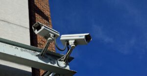 Descubra os 7 pontos críticos que sabotam sua segurança residencial. Revele os erros de instalação que ladrões adoram – e corrija hoje! Leia agora e proteja-se. ðð